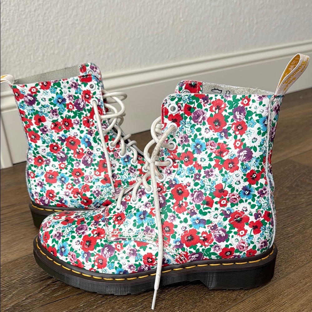 Dr. Martin floral Lace-Up boots-size 8
